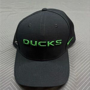 Nike Men’s M/L University of Oregon Black Cap Embroidered logo